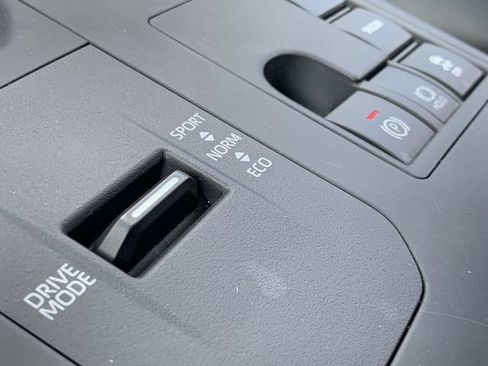 Used 2025 Toyota Highlander XLE FWD image 28