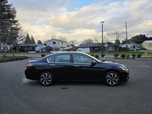 Used 2017 Honda Accord EX image 4