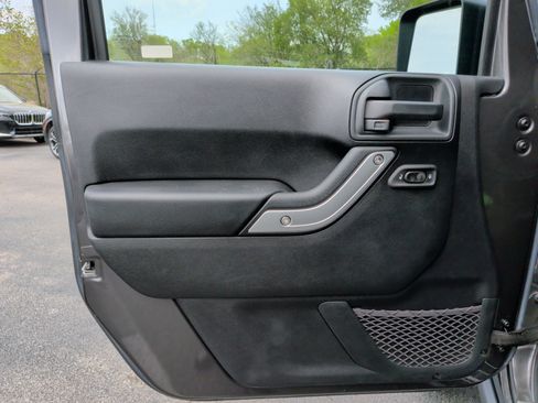 Used 2016 Jeep Wrangler Unlimited Rubicon w/ Connectivity Group image 28