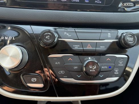 Used 2017 Chrysler Pacifica Touring-L w/ Tire & Wheel Group FWD image 22