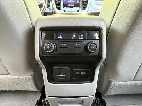 Used 2023 GMC Acadia SLT AWD/4WD image 20