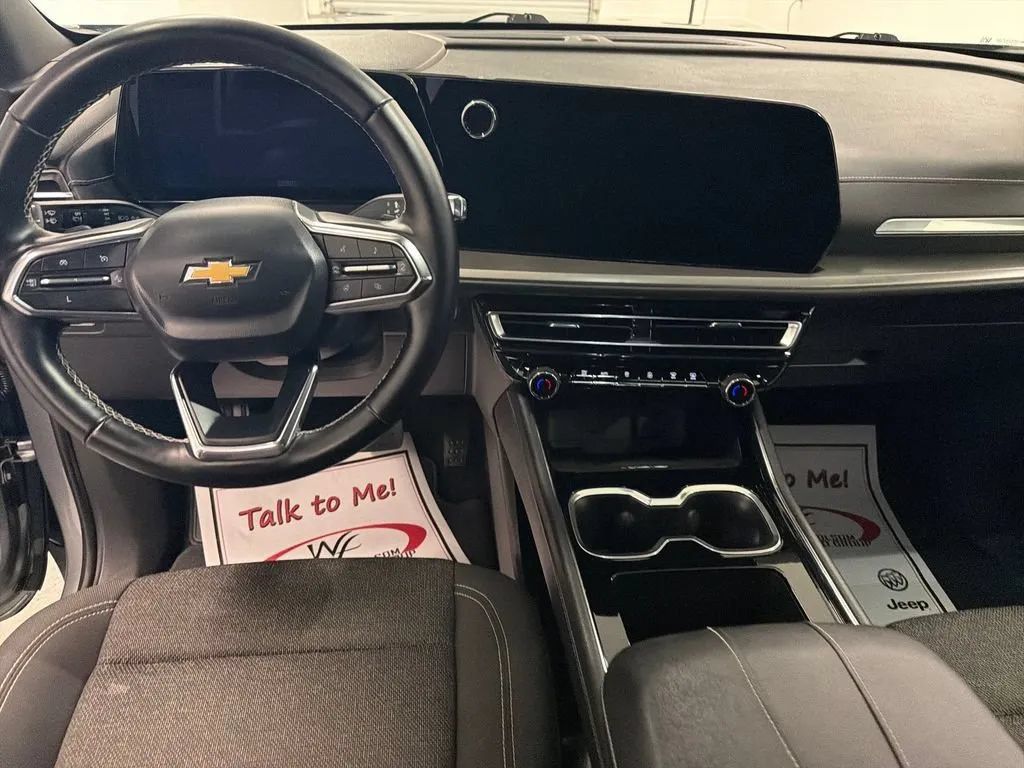 Used 2025 Chevrolet Traverse LT FWD image 17