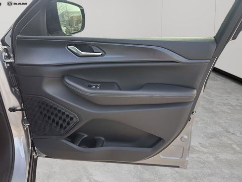 New 2025 Jeep Grand Cherokee Altitude image 13