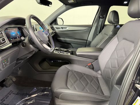 Used 2024 Volkswagen Atlas Cross Sport SE w/ Panoramic Sunroof Package FWD image 5