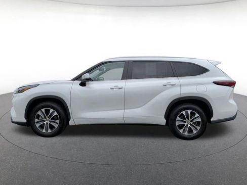 Used 2024 Toyota Highlander XLE FWD image 3