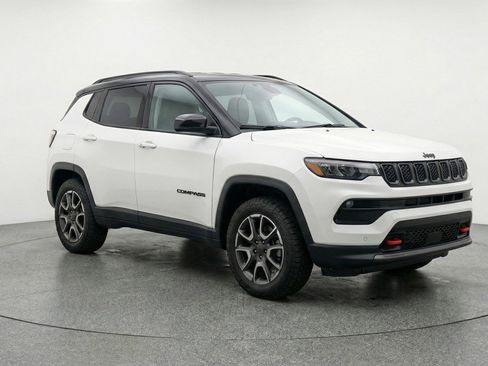 Used 2025 Jeep Compass Trailhawk w/ Trailer Tow Group AWD/4WD image 1
