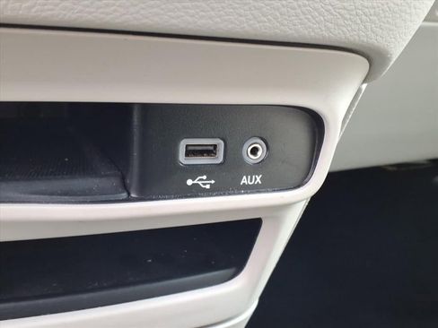 Used 2019 Chrysler Pacifica Touring-L image 18