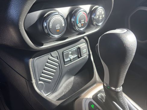 Used 2017 Jeep Renegade Latitude FWD image 19