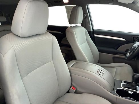 Used 2016 Toyota Highlander LE image 14