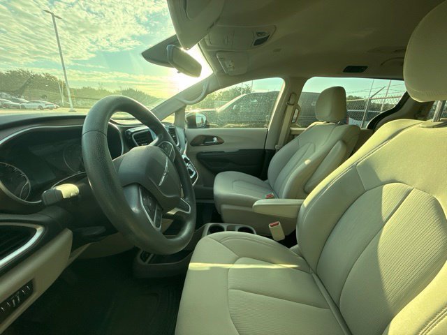 Used 2017 Chrysler Pacifica Touring w/ Tire & Wheel Group FWD image 10