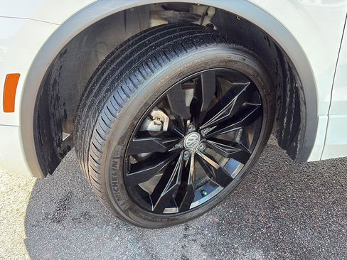 Used 2020 Volkswagen Tiguan SE R-Line image 9