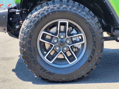 Used 2025 Jeep Gladiator Mojave AWD/4WD image 11