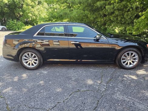 Used 2012 Chrysler 300 Limited RWD image 9