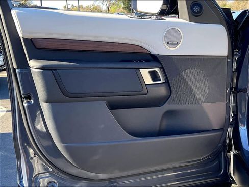 Used 2025 Land Rover Discovery S AWD/4WD image 26