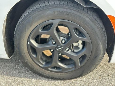 Used 2024 Chrysler Pacifica Limited image 4