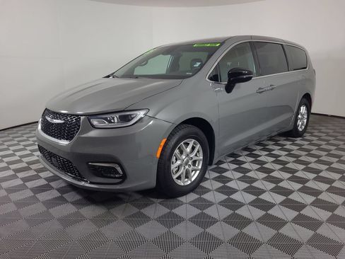Used 2025 Chrysler Pacifica Select FWD image 7