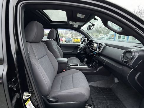 Used 2016 Toyota Tacoma TRD Sport w/ Premium & Technology Package AWD/4WD image 16