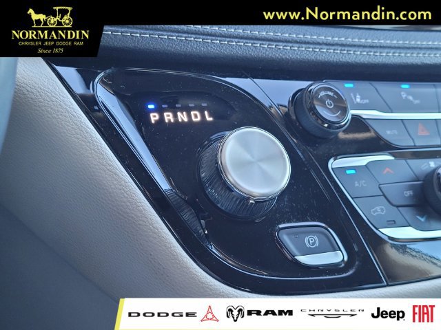 Used 2024 Chrysler Pacifica Limited FWD image 12