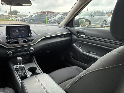 Used 2025 Nissan Altima 2.5 SV FWD image 29