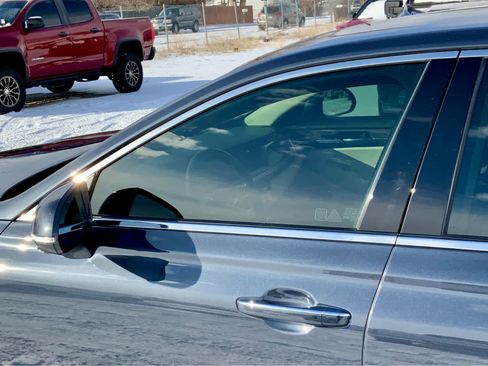 Used 2017 Genesis G90 3.3T Premium image 11