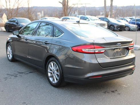 Used 2017 Ford Fusion SE w/ Fusion SE Technology Package image 4
