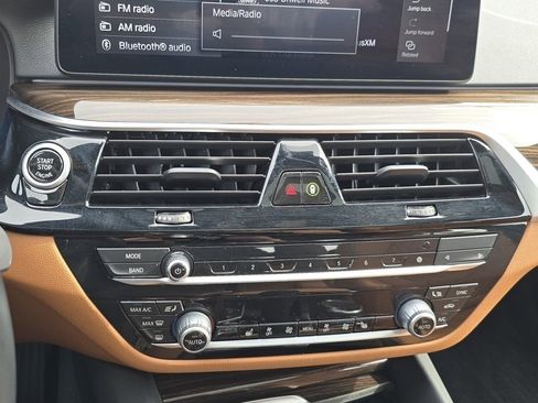 Used 2023 BMW 530e xDrive w/ Premium Package image 33