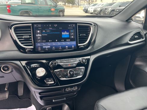 Used 2025 Chrysler Pacifica Select image 18