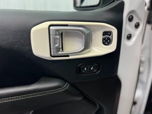 Used 2019 Jeep Wrangler Unlimited Sahara w/ Safety Group AWD/4WD image 14