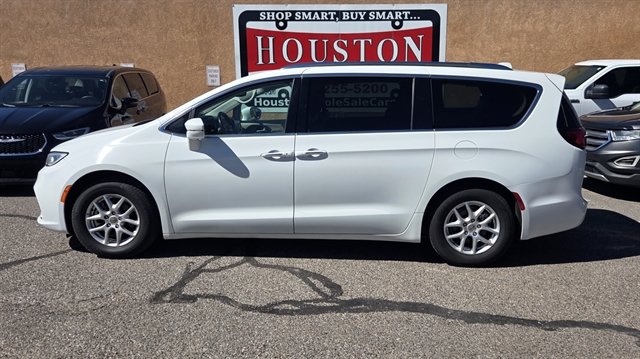 Used 2021 Chrysler Pacifica Touring-L FWD image 1