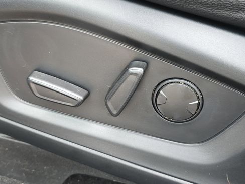 Used 2020 Ford Explorer XLT w/ Equipment Group 202A image 12