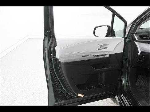 Used 2026 Toyota Sienna XLE FWD image 4