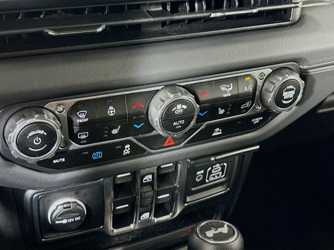 Used 2025 Jeep Wrangler Sahara image 23