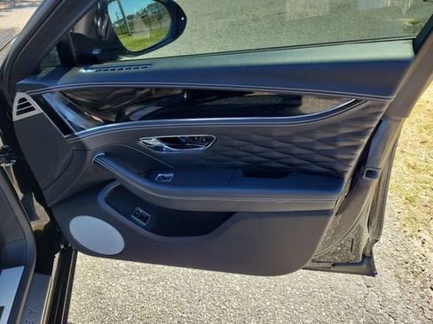 Used 2022 Bentley Flying Spur V8 image 33