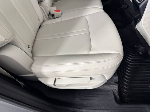 Used 2025 Kia Sorento S image 29