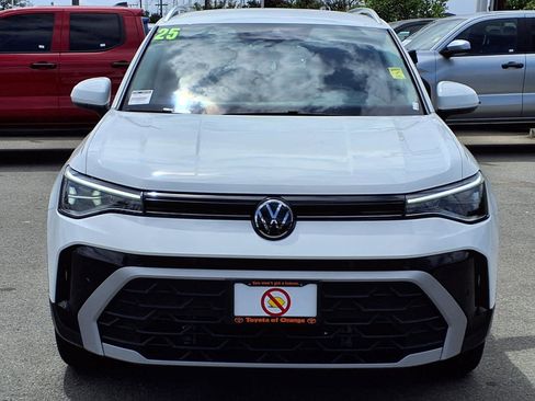 Used 2025 Volkswagen Taos SE AWD/4WD image 2