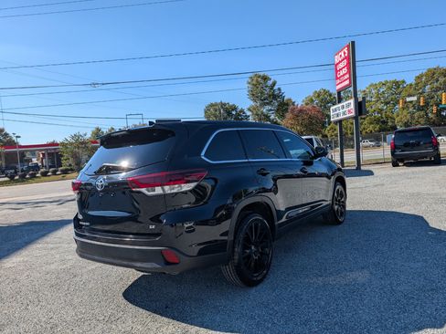 Used 2019 Toyota Highlander SE image 7