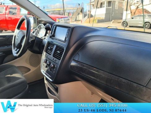 Used 2019 Dodge Grand Caravan SE w/ UConnect Hands-Free Group image 18