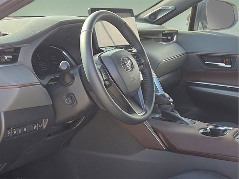 Used 2024 Toyota Venza Limited image 21