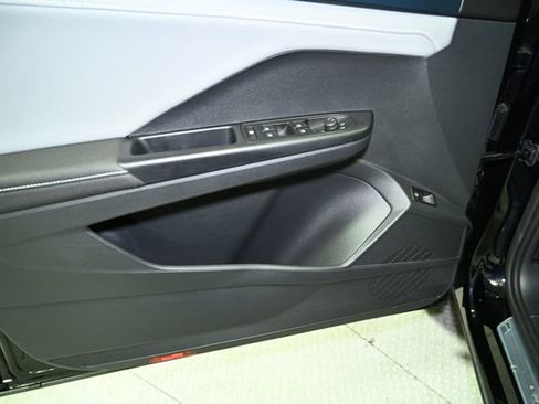 Used 2024 Volkswagen Taos SE image 28