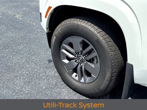 Used 2025 Nissan Frontier SV w/ SV Convenience Package RWD image 20