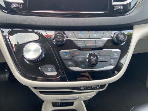 Used 2024 Chrysler Pacifica Touring-L FWD image 29