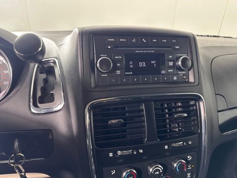 Used 2016 Dodge Grand Caravan SE image 16