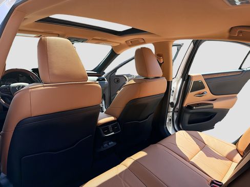 Certified 2024 Lexus ES 300h w/ Accessory Package (Z2) FWD image 6