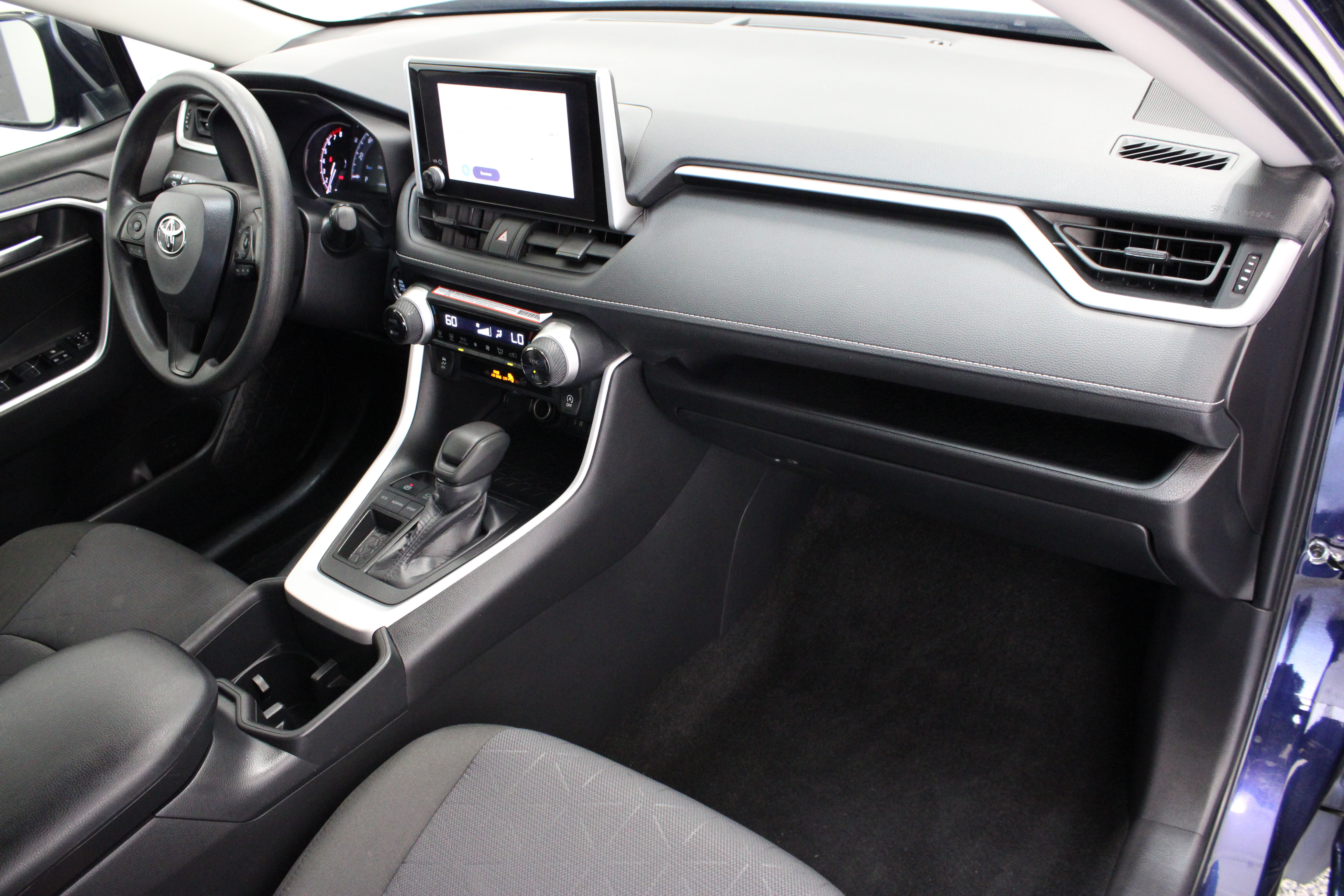 Used 2025 Toyota RAV4 XLE FWD image 35