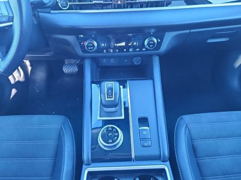 Used 2024 Mitsubishi Outlander SE image 11