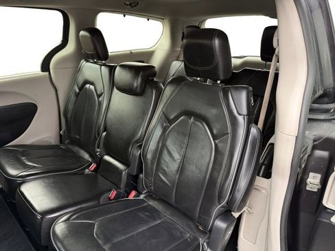 Used 2019 Chrysler Pacifica Limited image 11