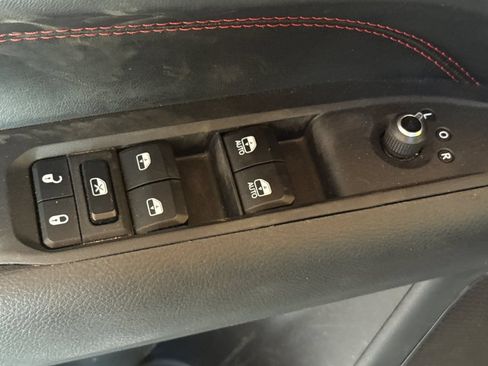 Used 2025 Jeep Compass Trailhawk AWD/4WD image 14