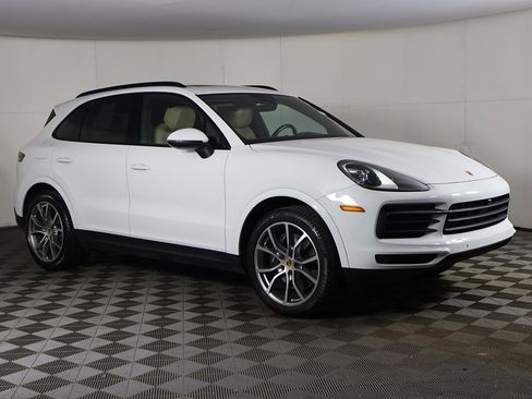 Used 2023 Porsche Cayenne Platinum Edition image 2