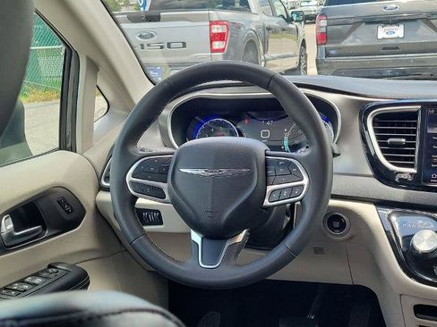 Used 2023 Chrysler Pacifica Touring-L FWD image 15