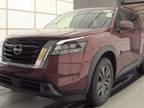 Used 2025 Nissan Pathfinder SV image 1